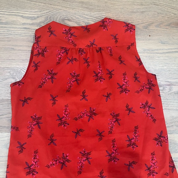 NWOT CAbi red flower short sleeve, no flaws size Small - Picture 3 of 7